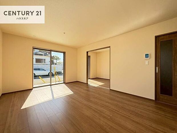 大きな窓からたっぷりの陽ざしが入る明るいリビング。開放感のあるリビングで家族団らんのくつろぎの時間を過ごせます!当日のご見学可能です!是非現地で陽当たりなどご体感くださいませ!