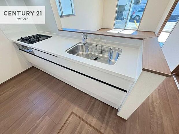 大人気の対面式システムキッチンを採用しています!ご家族のコミュニケーションが自然と増える設計です。お子様にも目が届くので嬉しいですね!広々使えて快適で作業が進みます。