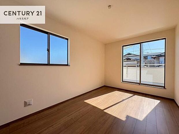 バルコニーに面している洋室です。明るく温もりがあり、換気もしっかりできます!朝起きて、外に出て背伸びをしつつ深呼吸をし良い朝を迎え入れることができます。