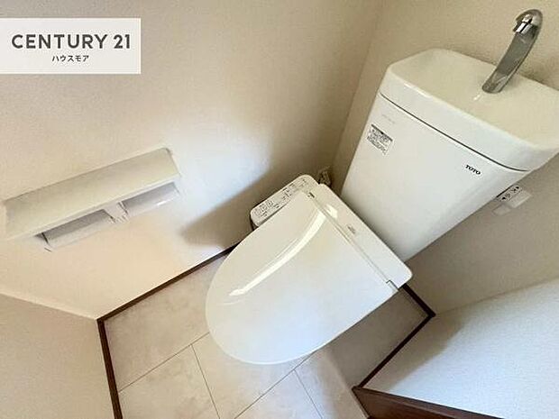 1・2階にトイレがございます!朝の忙しい時間帯も待たずにすみそうですね。白を基調とした清潔感のあるトイレでお手入れがしやすいです!
