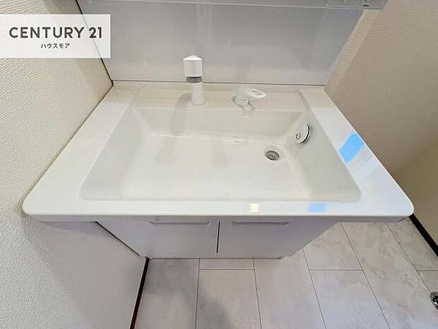 深い洗面台ボウルは、水が跳ねにくいのでお手入れが楽々!清潔感が保てます!キレイな洗面所で自分磨きのモチベーションが上がりますね!