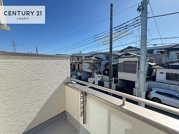 陽当たりの良いバルコニーで、お洗濯物もよく乾きそうですね!お天気の良い日にはバルコニーへ出てリフレッシュするのも気持ちよさそうです。