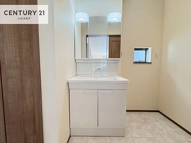 小窓付きの明るい洗面室です!湿気もすぐに入れ替えができて清潔に保つことができます!自然光が差し込むのでお化粧の仕上がりも良くなりますね!