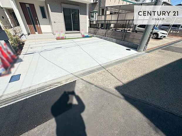 駐車スペースは2台分あります!セカンドカーはもちろん、バイクや自転車なども置き場所に困りません。