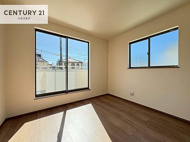 2面採光を確保した明るい室内は、風通しも良く、明るく大変居心地の良い空間となっております。リラックスして過ごせる心地の良いお部屋です!