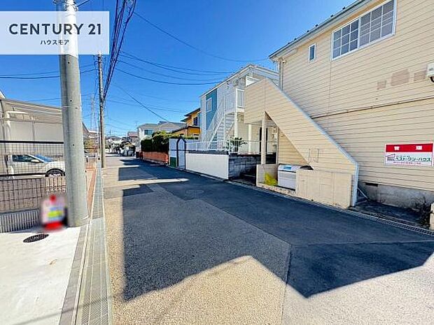 前面道路は6m!陽当り良好な立地です。車庫入れが苦手な方も安心ですね。