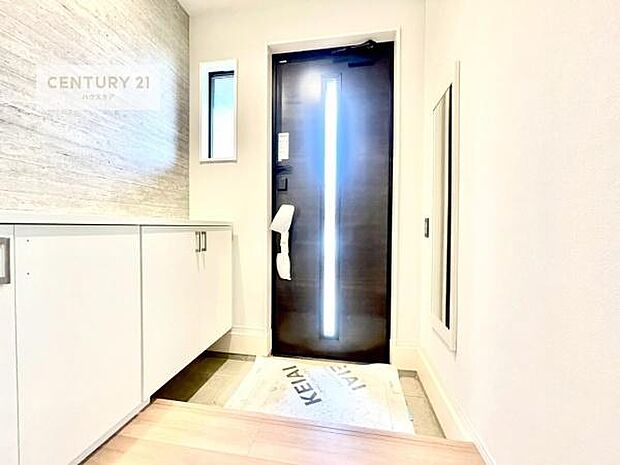 シューズボックス付きなので、玄関が片付きお掃除がしやすいです!スッキリした玄関で戸を開けた瞬間、清潔感のある心地いい空間が出迎えてくれます。