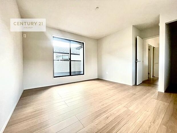 バルコニーに面している洋室です。明るく温もりがあり、換気もしっかりできます!朝起きて、外に出て背伸びをしつつ深呼吸をし良い朝を迎え入れることができます。