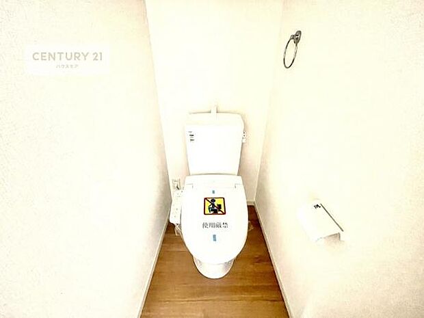 1・2階にトイレがございます!朝の忙しい時間帯も待たずにすみそうですね。白を基調とした清潔感のあるトイレでお手入れがしやすいです!