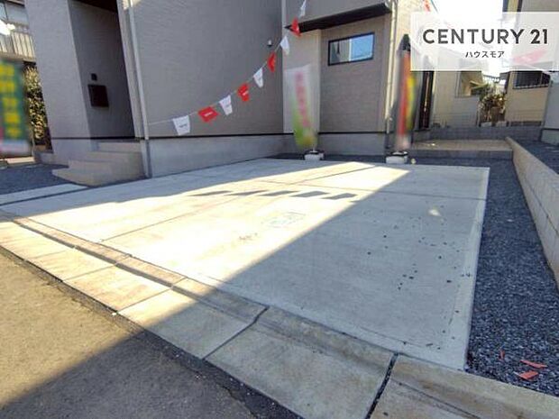 駐車スペースは2台分あります!セカンドカーはもちろん、バイクや自転車なども置き場所に困りません。