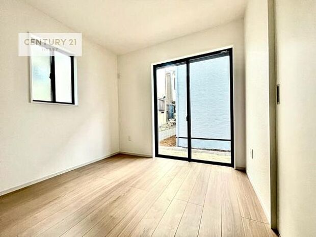 洋室は子供部屋や寝室、色々と用途多彩に利用できますね。収納力もたっぷりなので、広々気持ちよく過ごすことができます。