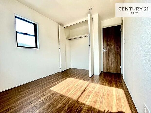 掃き出し窓がないお部屋は、お子様のお部屋としても安心です!収納スペースも充実しているので散らかったお部屋をサッと片付けられます!