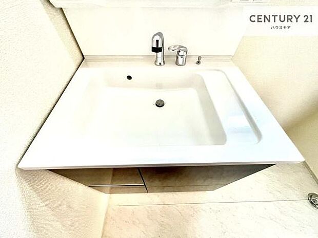 深い洗面台ボウルは、水が跳ねにくいのでお手入れが楽々!清潔感が保てます!キレイな洗面所で自分磨きのモチベーションが上がりますね!