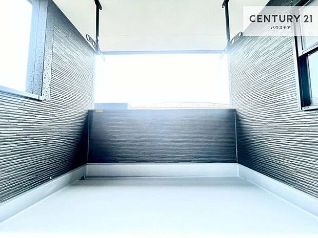 インナーバルコニー!屋根が付いているので、急に雨が降っても濡れにくく安心!強い日差しもカットしてくれるので、お天気の良い日は、お外へ出て深呼吸するのもよさそうです!