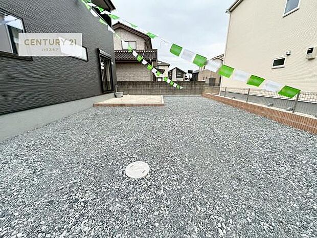 駐車スペースは3台分あります!セカンドカーはもちろん、バイクや自転車なども置き場所に困りません。