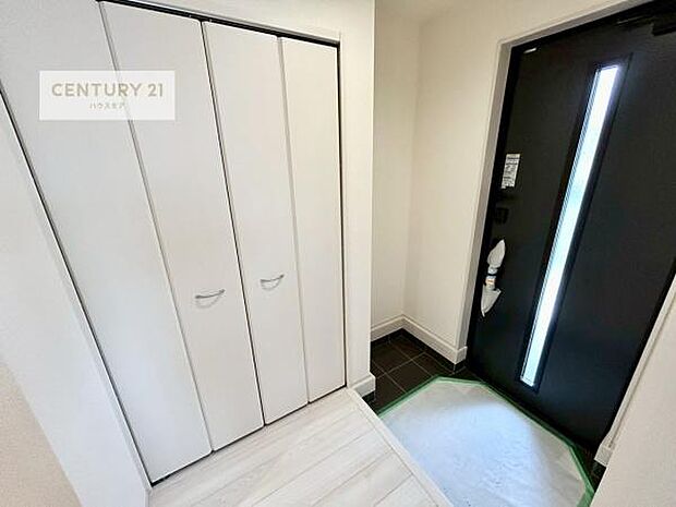 シューズボックス付きなので、玄関が片付きお掃除がしやすいです!スッキリした玄関で戸を開けた瞬間、清潔感のある心地いい空間が出迎えてくれます。