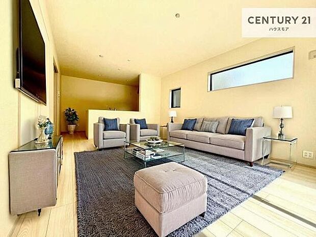 家具はCGパースです。心地良いリビングは家族が自然と集まります。家族団欒の時間が増えそうです。ご家族と、より一層充実した時間を過ごせそうですね。