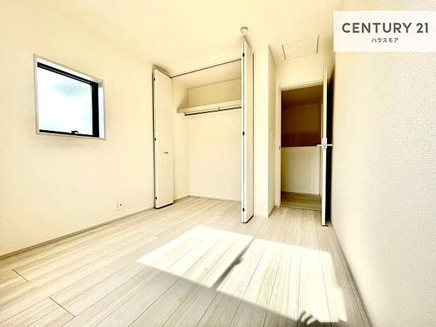掃き出し窓がないお部屋は、お子様のお部屋としても安心です!収納スペースも充実しているので散らかったお部屋をサッと片付けられます!