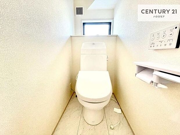 1・2階にトイレがございます!朝の忙しい時間帯も待たずにすみそうですね。白を基調とした清潔感のあるトイレでお手入れがしやすいです!