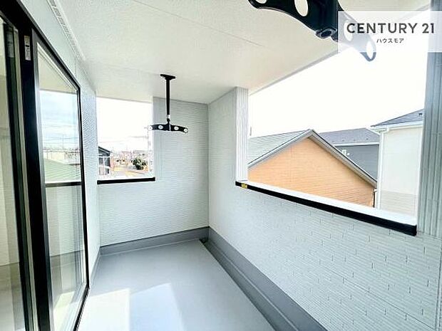 インナーバルコニー!屋根が付いているので、急に雨が降っても濡れにくく安心!強い日差しもカットしてくれるので、お天気の良い日は、お外へ出て深呼吸するのもよさそうです!