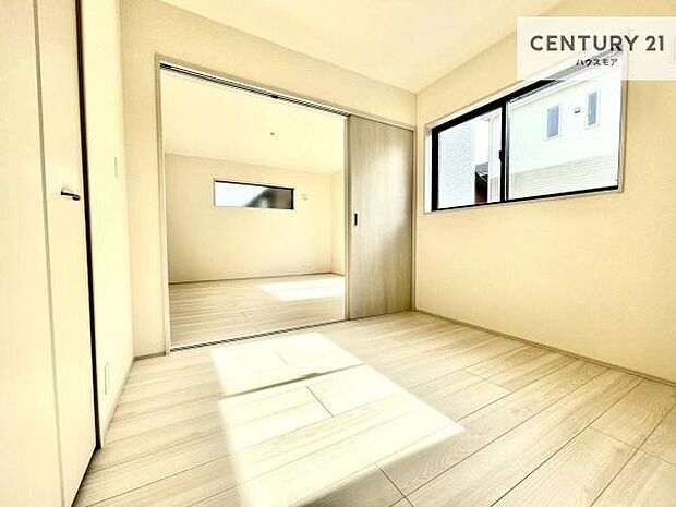 リビングと隣接した洋室です!家事の休憩スペースやキッズスペースとして活用するのもよさそうですね!