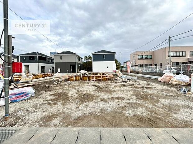 駐車スペースは2台分あります!セカンドカーはもちろん、バイクや自転車なども置き場所に困りません。