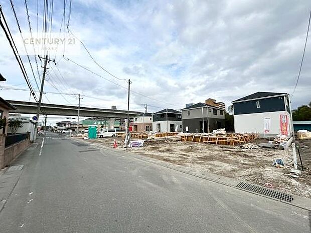 前面道路は5.7m!陽当り良好な立地です。車庫入れが苦手な方も安心ですね。