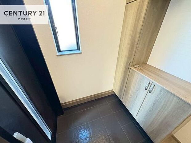 シューズボックス付きなので、玄関が片付きお掃除がしやすいです!スッキリした玄関で戸を開けた瞬間、清潔感のある心地いい空間が出迎えてくれます。