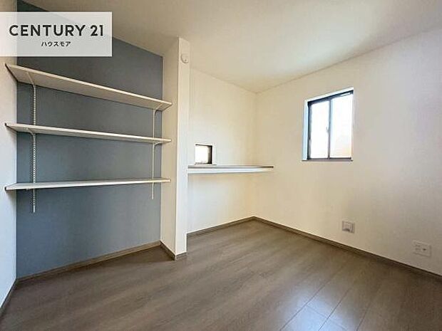 オープン可動棚付きです!収納する物に合わせて高さ調整ができ、使い勝手の良い仕様です。