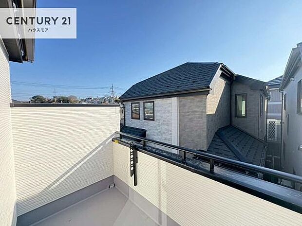 晴れた日には青い空を見渡せる開放的な時間を楽しめます。気持ちの良い風が通り抜ける街並みです!