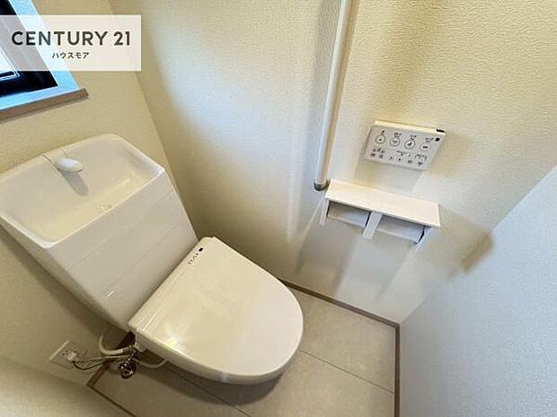 1・2階にトイレがございます!朝の忙しい時間帯も待たずにすみそうですね。白を基調とした清潔感のあるトイレでお手入れがしやすいです!