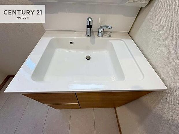 深い洗面台ボウルは、水が跳ねにくいのでお手入れが楽々!清潔感が保てます!キレイな洗面所で自分磨きのモチベーションが上がりますね!