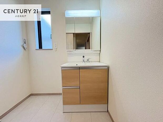 小窓付きの明るい洗面室です!湿気もすぐに入れ替えができて清潔に保つことができます!自然光が差し込むのでお化粧の仕上がりも良くなりますね!