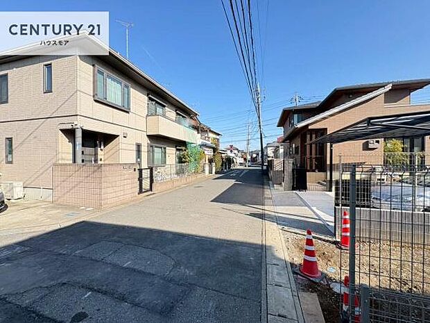 前面道路6m!陽当り良好な立地です。車庫入れが苦手な方も安心ですね。