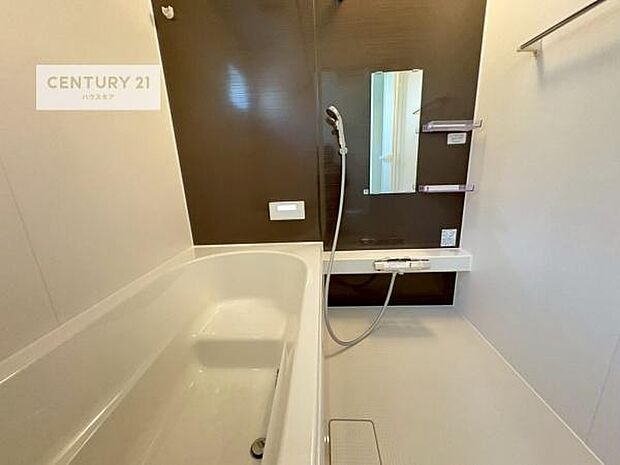 落ち着きある大人の雰囲気のバスルームは、味が出ていてバスタイムが充実!お仕事頑張っているご褒美にお好みの匂いの入浴剤を入れて、楽しんでみてはいかがでしょうか?