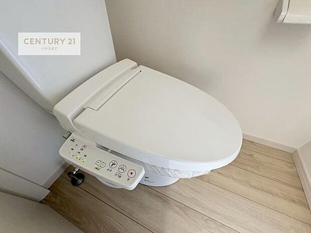 1・2階にトイレがございます!朝の忙しい時間帯も待たずにすみそうですね。白を基調とした清潔感のあるトイレでお手入れがしやすいです!