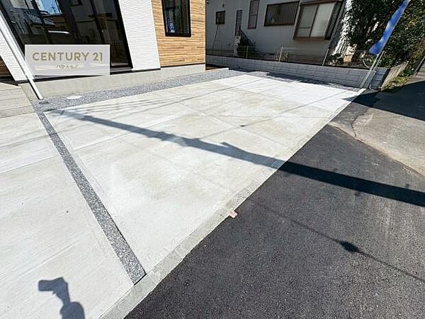 駐車スペースは3台分あります!セカンドカーはもちろん、バイクや自転車なども置き場所に困りません。