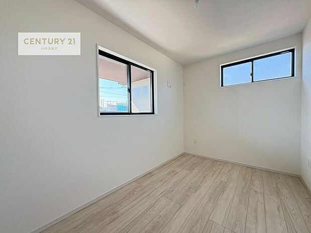 2面採光を確保した明るい室内は、風通しも良く、明るく大変居心地の良い空間となっております。リラックスして過ごせる心地の良いお部屋です!朝の目覚めがスッキリしますね。