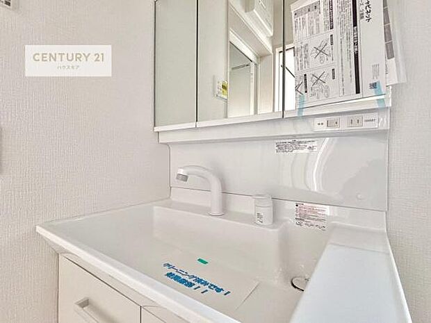 三面鏡で、洗面台が収納上手に。(同仕様)