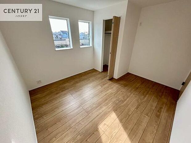 掃き出し窓がないお部屋は、お子様のお部屋としても安心です!収納スペースも充実しているので散らかったお部屋をサッと片付けられます!【現地販売開催中!】