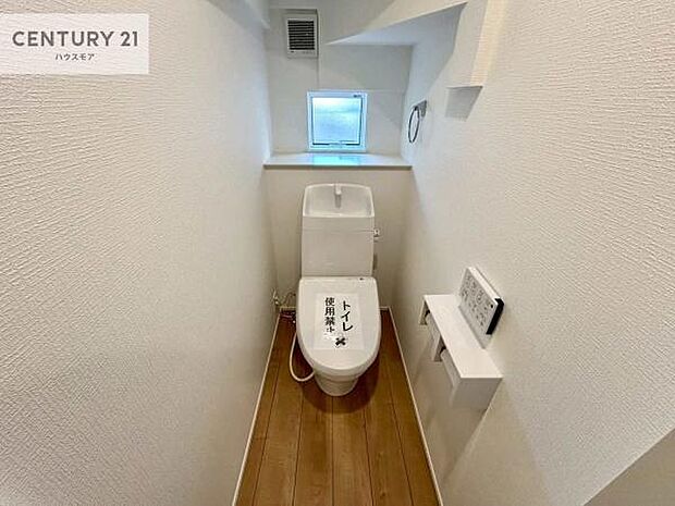 1・2階にトイレがございます!朝の忙しい時間帯も待たずにすみそうですね。白を基調とした清潔感のあるトイレでお手入れがしやすいです!【現地販売開催中!】