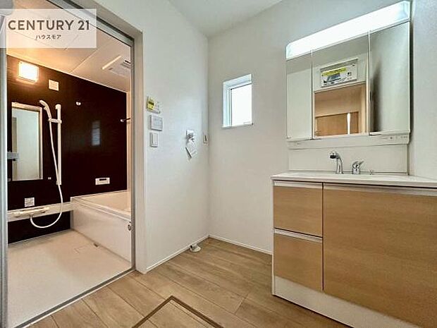 小窓のついた洗面所は、光と風が入りやすく、いつでも快適にお使いいただけます。三面鏡で使い勝手が良く、鏡裏収納も備えておりますので、日用品やスキンケア用品もすっきり整理できます。【現地販売開催中!】