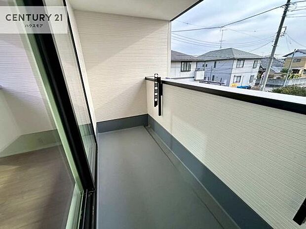 陽当たり良好なバルコニーです!晴れた日には青い空を見渡せる開放的な時間を楽しめます。【現地販売開催中!】