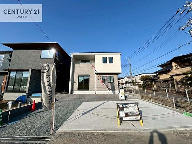 駐車スペースは2台分あります！セカンドカーはもちろん、バイクや自転車なども置き場所に困りません。【現地販売開催中！】