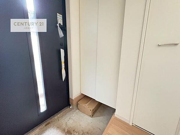 シューズボックス付き。玄関が片付きお掃除がしやすいです!スッキリした玄関で戸を開けた瞬間、清潔感のある心地いい空間が出迎えてくれます。