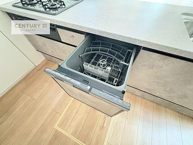 食洗機付きのキッチンです!忙しい時や手荒れ防止として大変活躍する便利な仕様です!ビルトインなのでキッチンの場所を取らず調理スペースを広く使うことが出来ます!