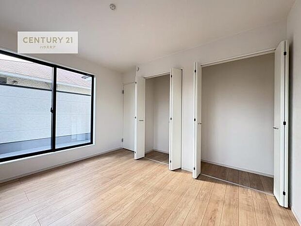 バルコニーに面している洋室です。明るく温もりがあり、換気もしっかりできます!朝起きて、外に出て背伸びをしつつ深呼吸をし良い朝を迎え入れることができます。