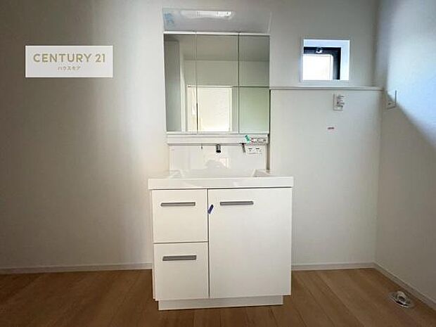 広々とした洗面室は、朝の身支度の時間もゆったり使える快適な空間。収納棚なども置きやすく、使い勝手の良い設計です。