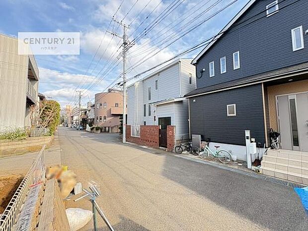 前面道路6m!陽当り良好な立地です。車庫入れが苦手な方も安心ですね。