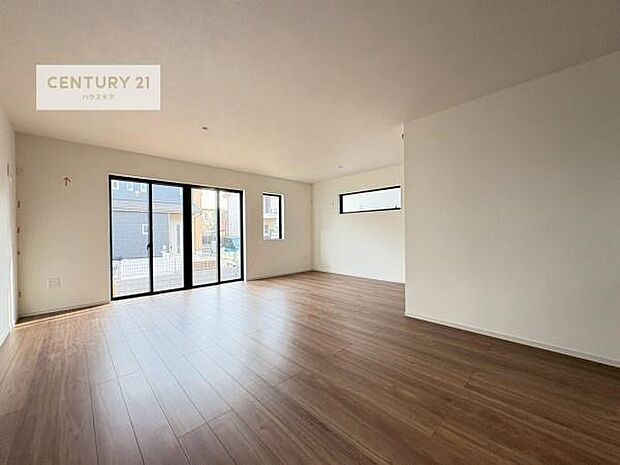 大きな窓からたっぷりの陽ざしが入る明るいリビング。開放感のあるリビングで家族団らんのくつろぎの時間を過ごせます!ご見学可能です!是非現地で陽当たりなどご体感くださいませ!